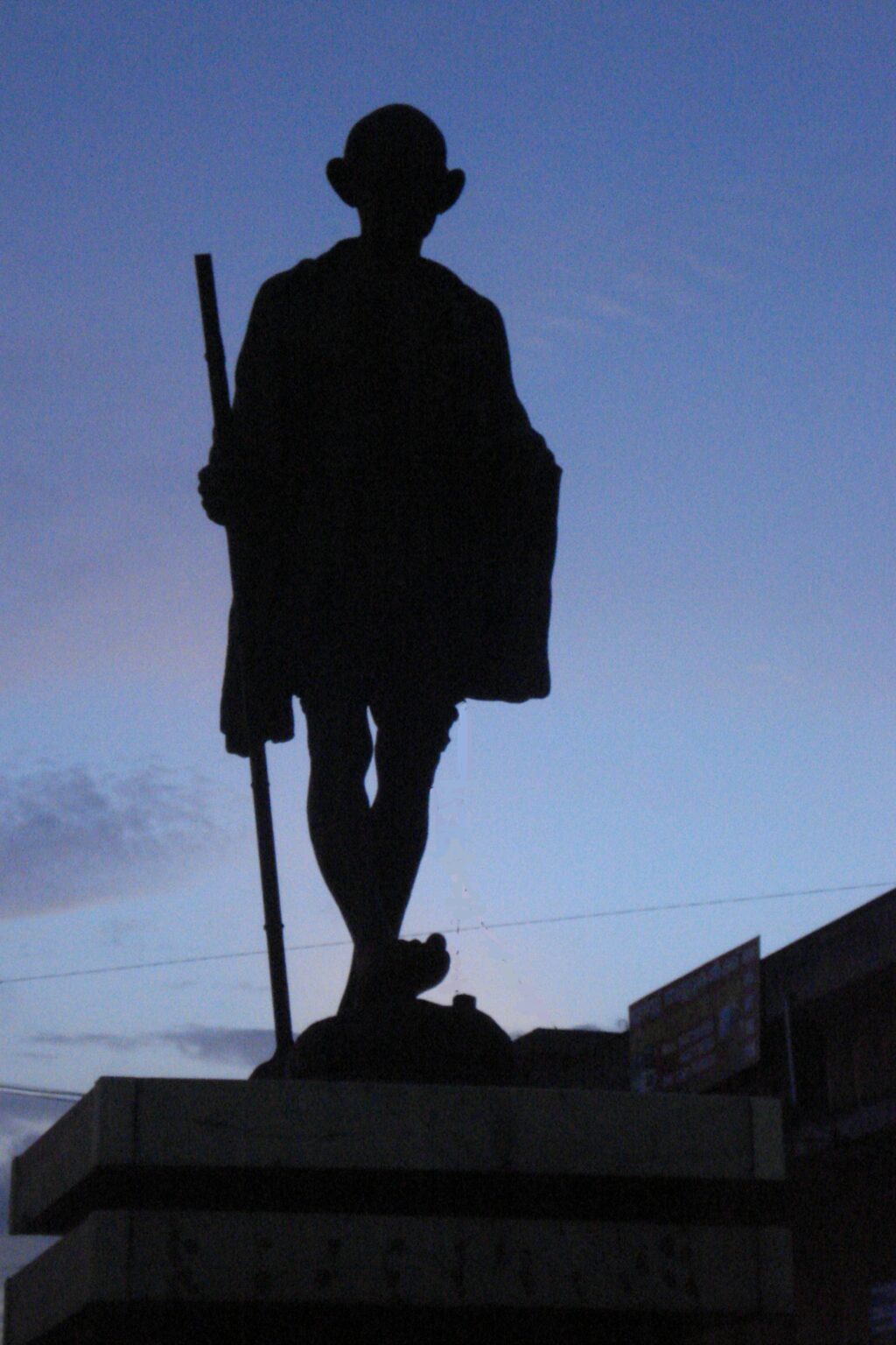 Statue_of_Mahatma_Gandhi_at_Kottayam.jpg